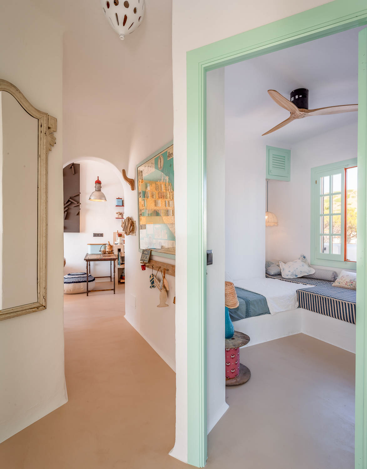 Proyecto Casas AB. Detalle pasillo casa en Fornells (Menorca)