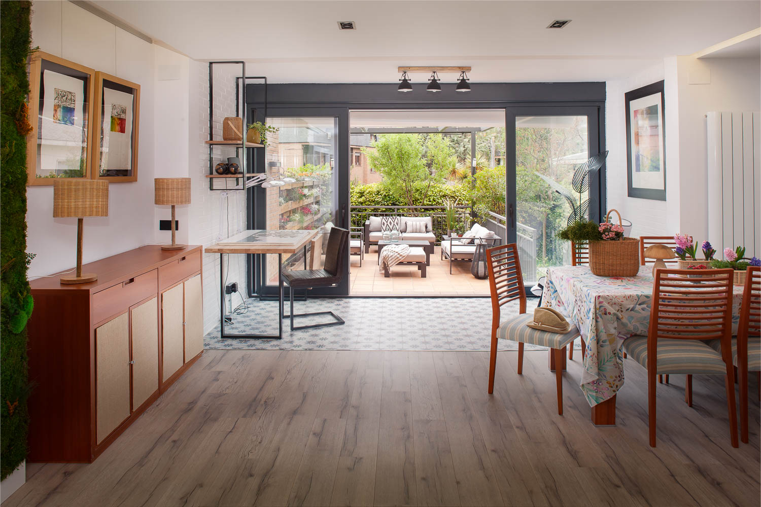 SALON Y TERRAZA. CASAS AB