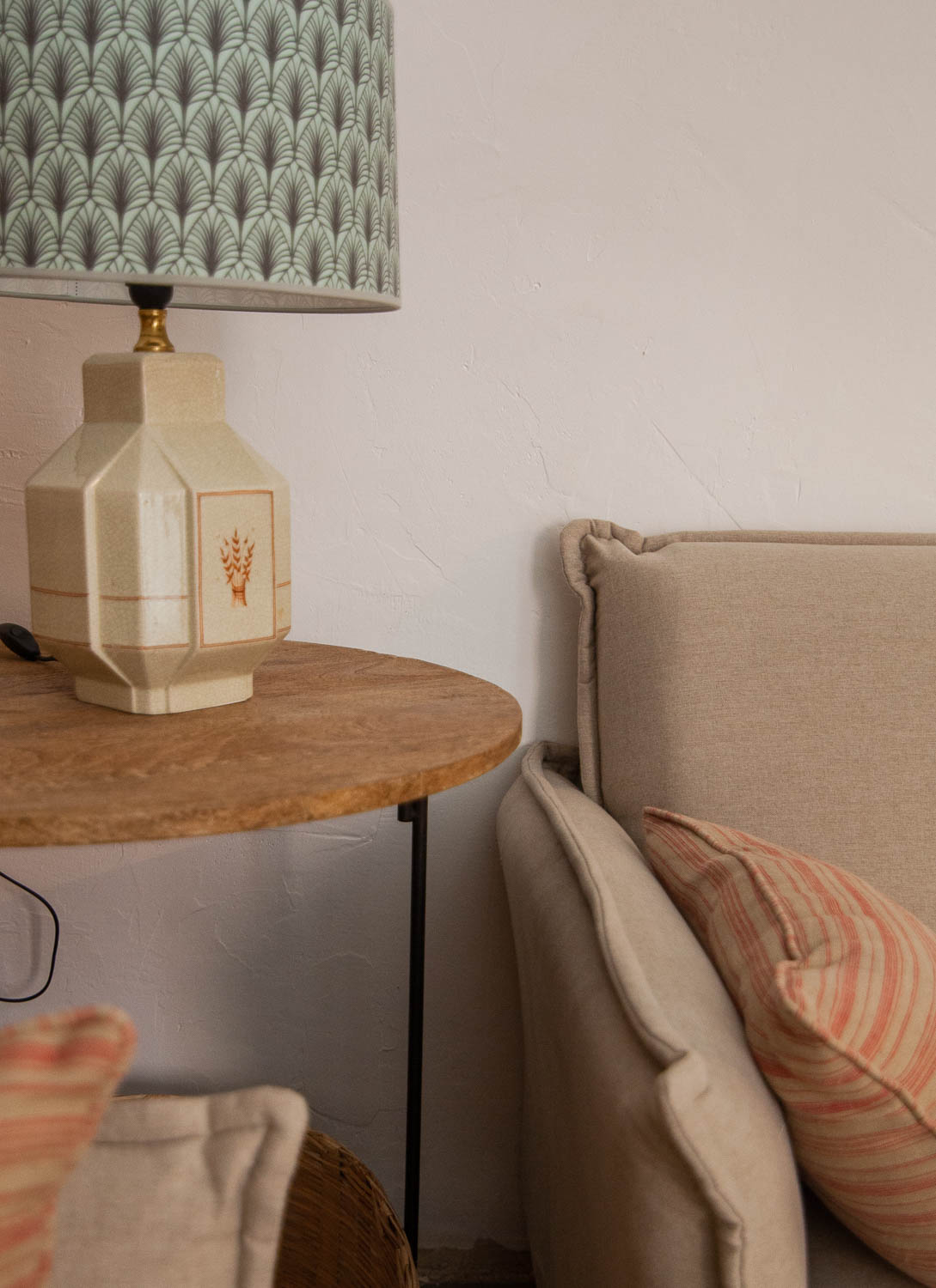 Detalle mesa auxiliar. Casas AB
