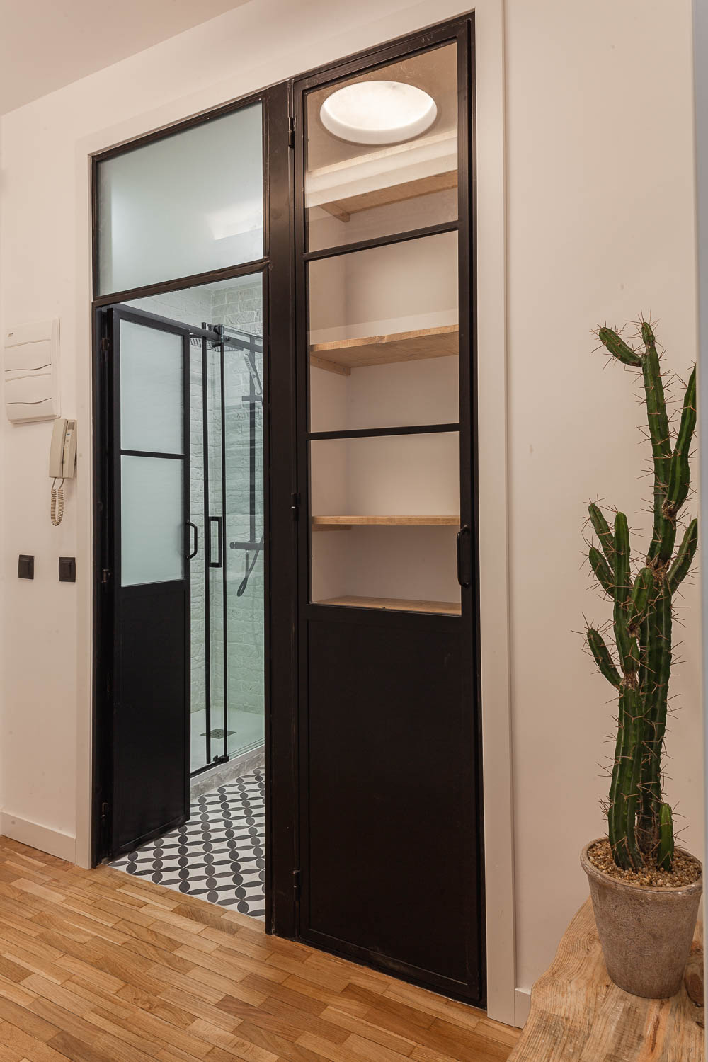 Apartamento remodelado por Casas AB. Puertas negras.