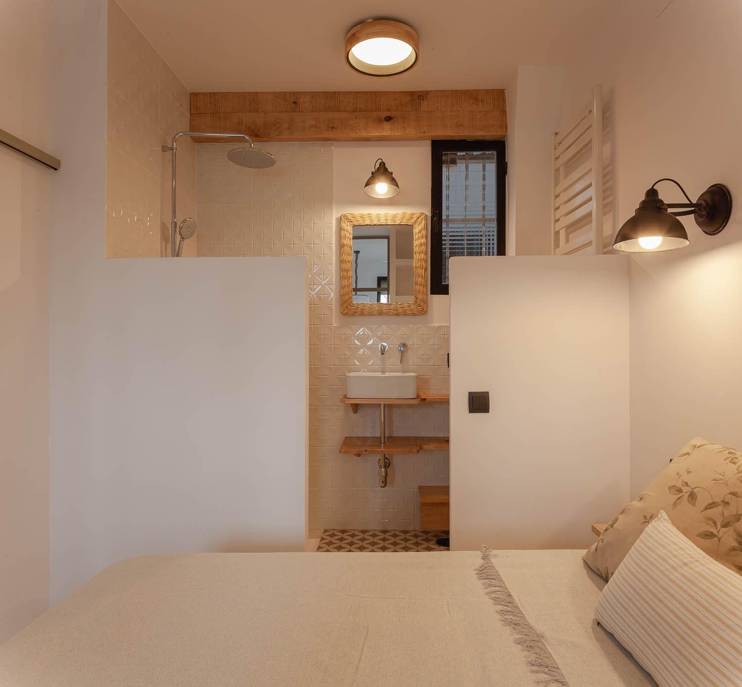 Dormitorio con baño integrado en mini piso en Madrid