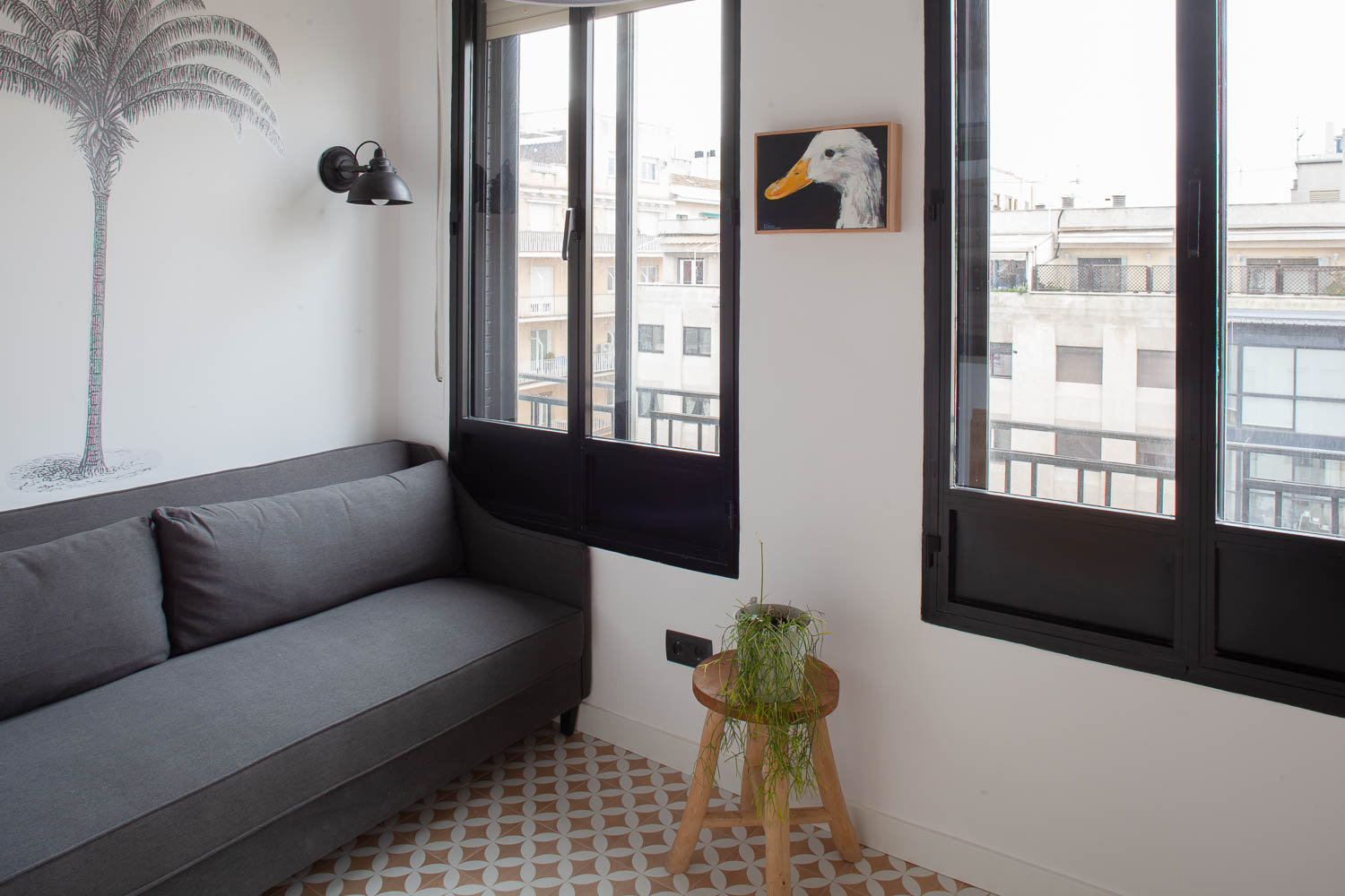 Salon y ventanas de mini piso en Madrid