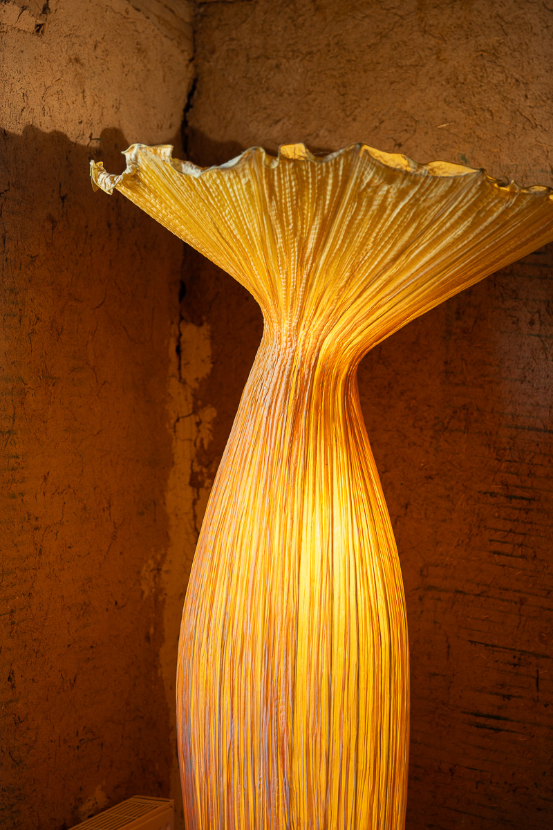 Detalle lámpara de papel, luz cálida y acogedora para decorar un salón de casa rural.