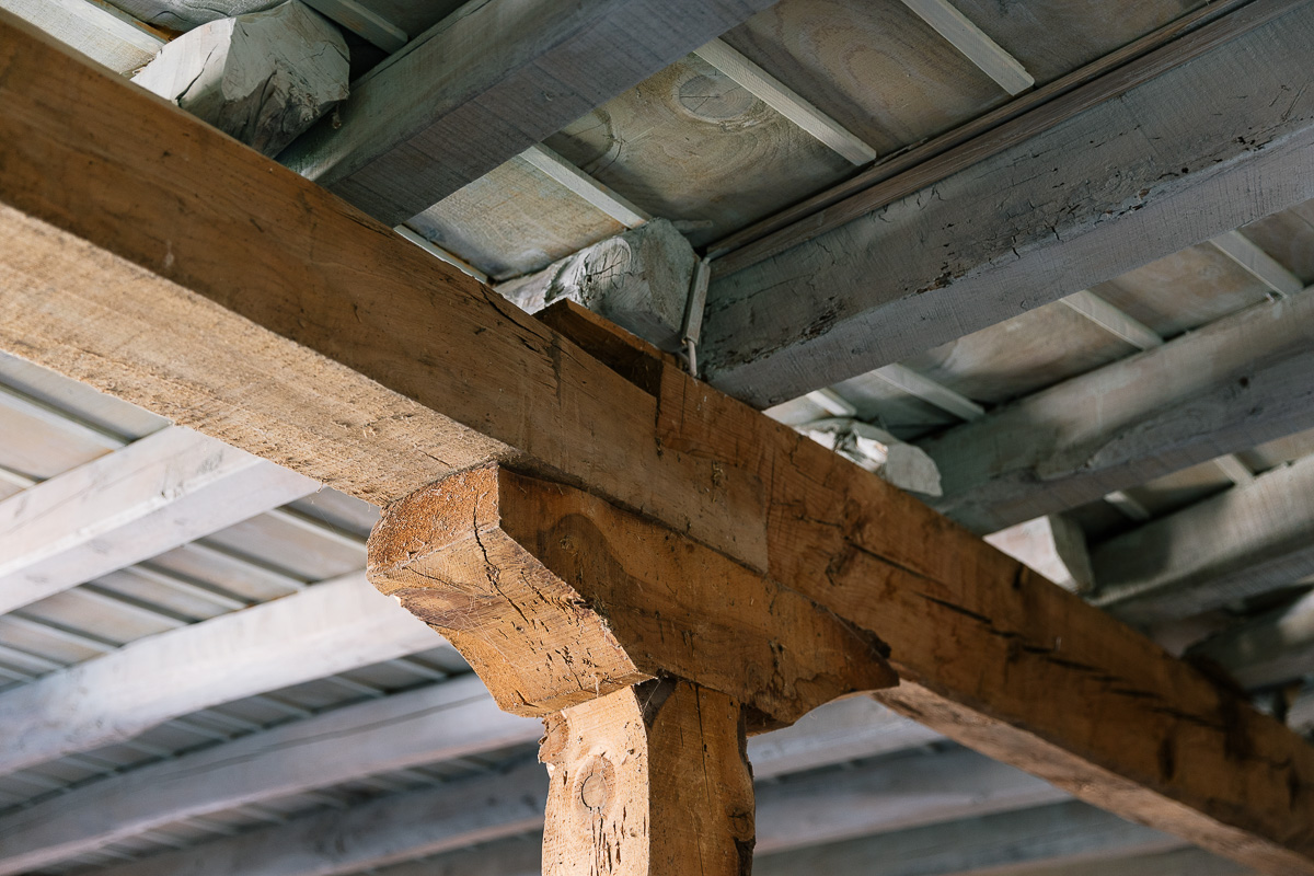 Vigas de madera pintadas de estilo rústico y natural. Decoración de casa rural enm Pedraza