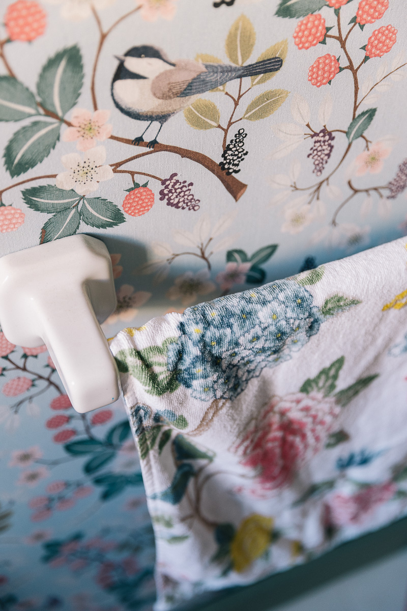 Baño con ducha en casa rural con detalles rúticos y antiguos.