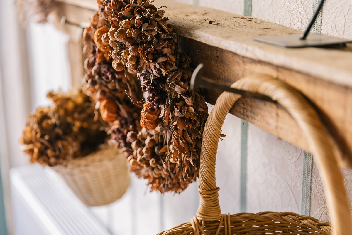 Detalles de corativos, corona de flores preservadas para salón comedor.
