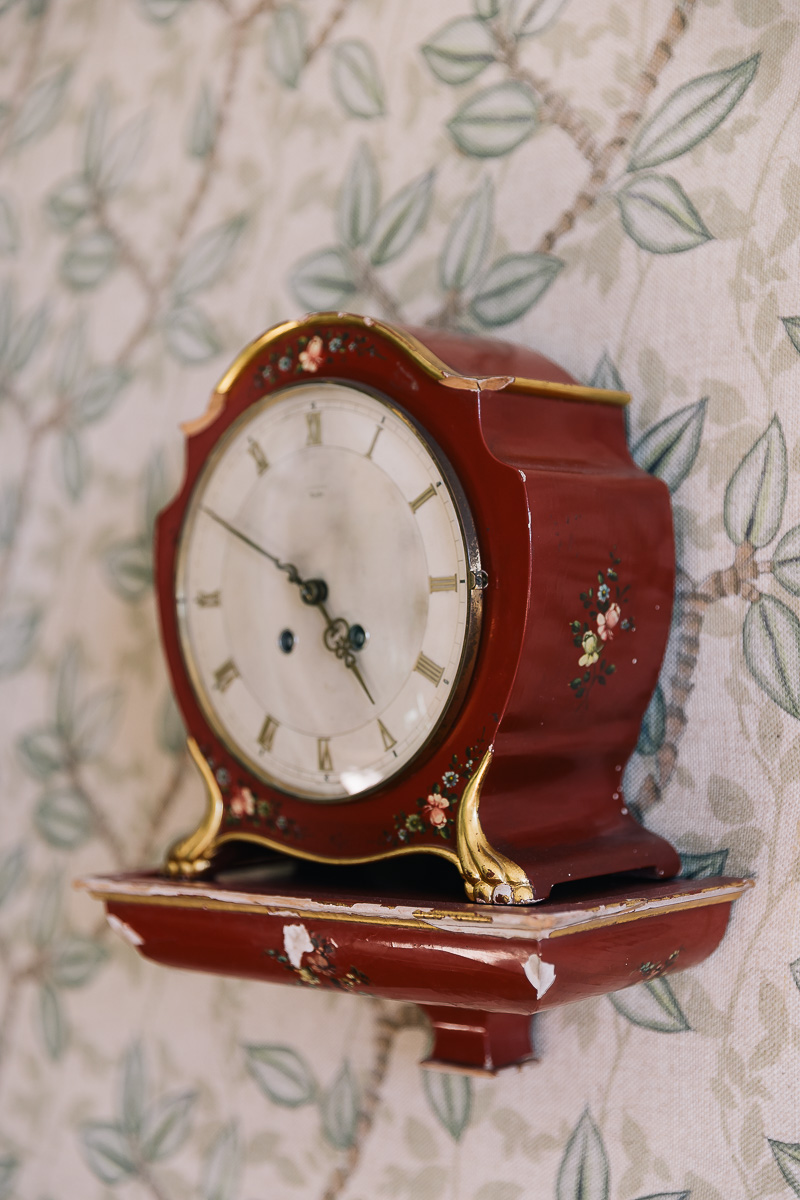 Detalle reloj antiguo. Decoración vintage. Muebles con segunda vida.
